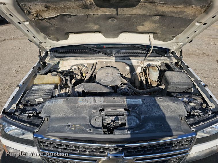 image for item MC9765 2005 Chevrolet Silverado 3500  utility bed pickup truck