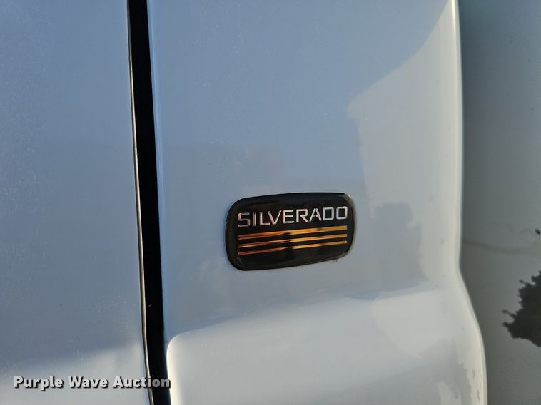 image for item MC9765 2005 Chevrolet Silverado 3500  utility bed pickup truck