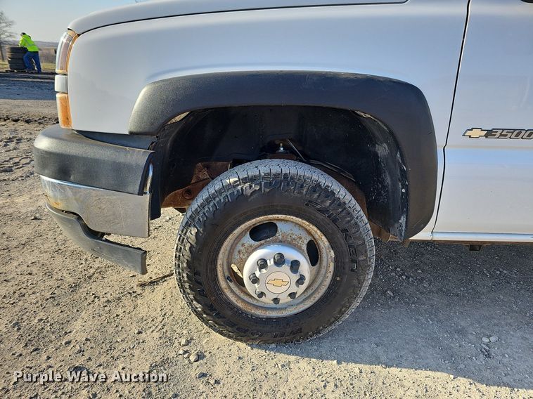 image for item MC9765 2005 Chevrolet Silverado 3500  utility bed pickup truck