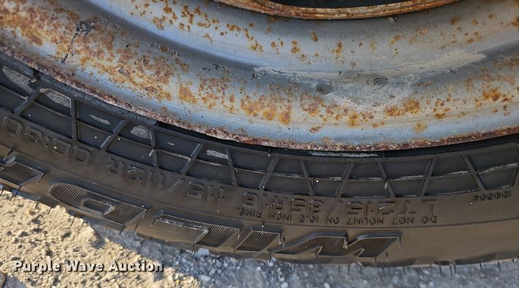 image for item MC9765 2005 Chevrolet Silverado 3500  utility bed pickup truck