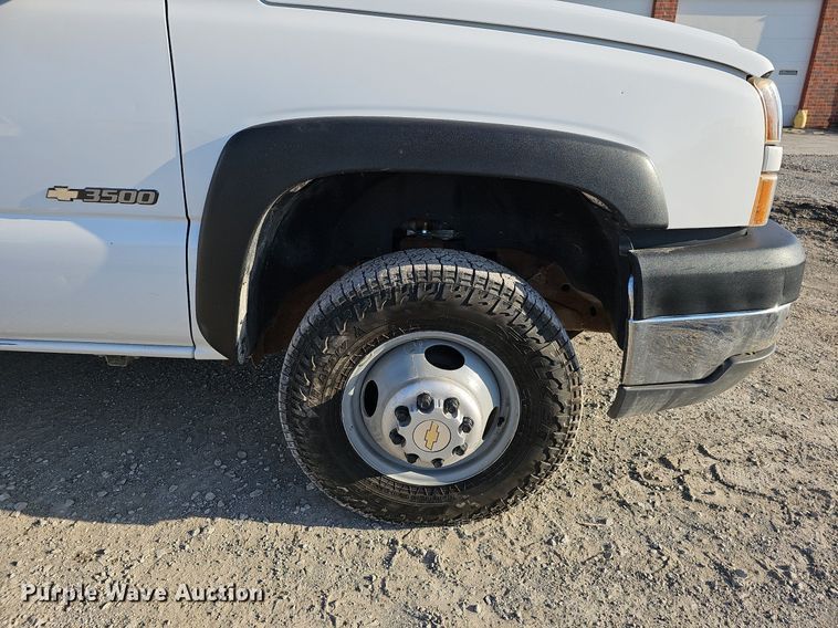 image for item MC9765 2005 Chevrolet Silverado 3500  utility bed pickup truck