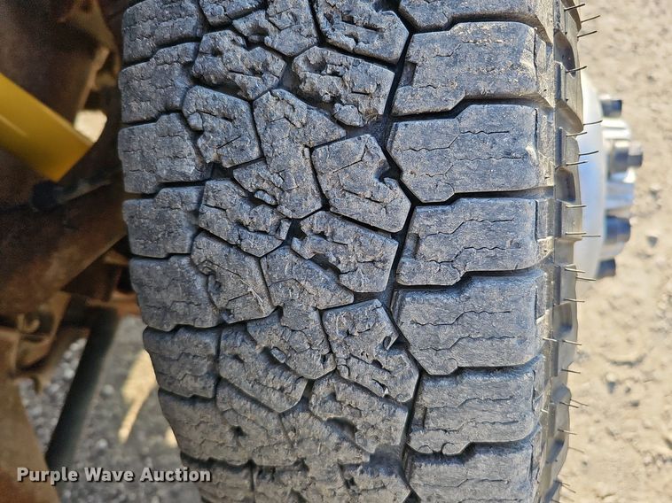 image for item MC9765 2005 Chevrolet Silverado 3500  utility bed pickup truck