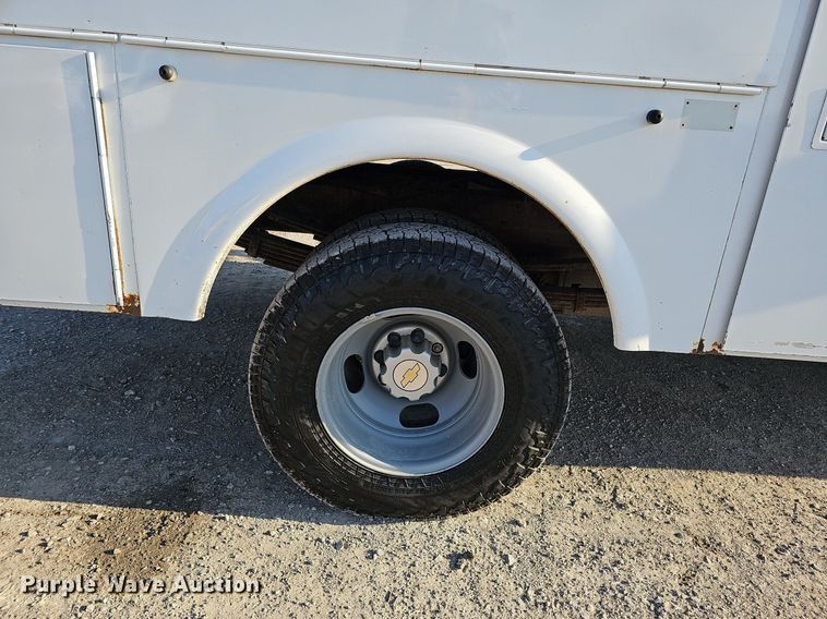 image for item MC9765 2005 Chevrolet Silverado 3500  utility bed pickup truck