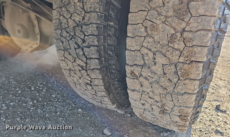 image for item MC9765 2005 Chevrolet Silverado 3500  utility bed pickup truck