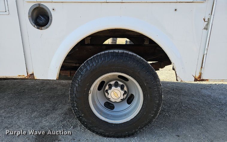 image for item MC9765 2005 Chevrolet Silverado 3500  utility bed pickup truck