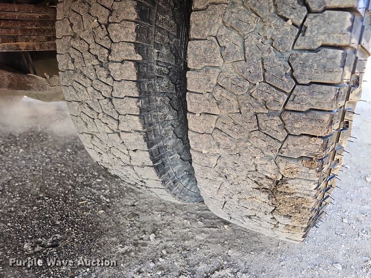 image for item MC9765 2005 Chevrolet Silverado 3500  utility bed pickup truck