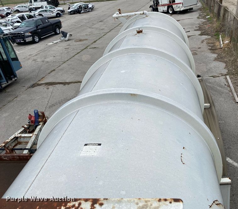 image for item MG9783 2005 LBT Stainless  tank trailer