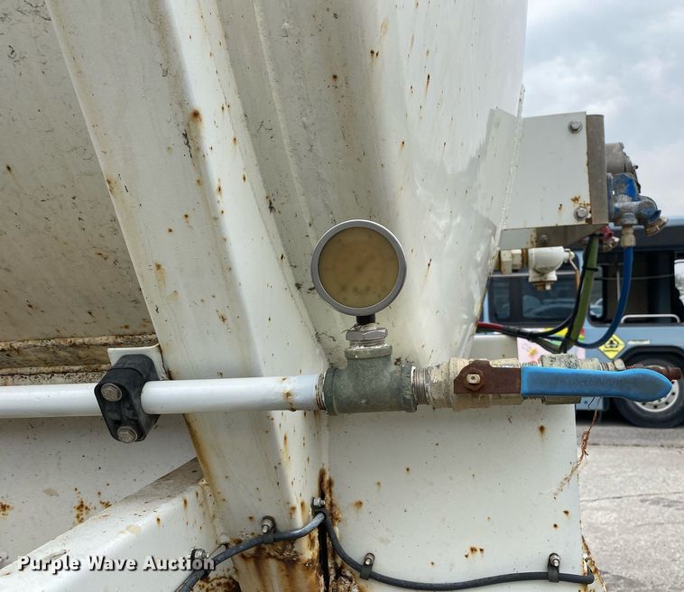 image for item MG9783 2005 LBT Stainless  tank trailer