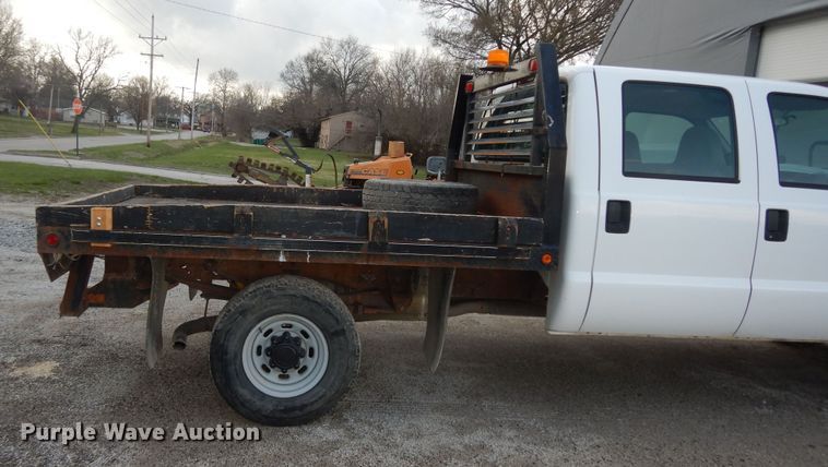 image for item MI9352 2002 Ford F350 Super Duty XL  Crew Cab flatbed pickup truck