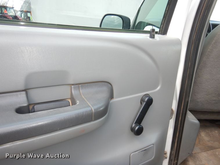 image for item MI9352 2002 Ford F350 Super Duty XL  Crew Cab flatbed pickup truck