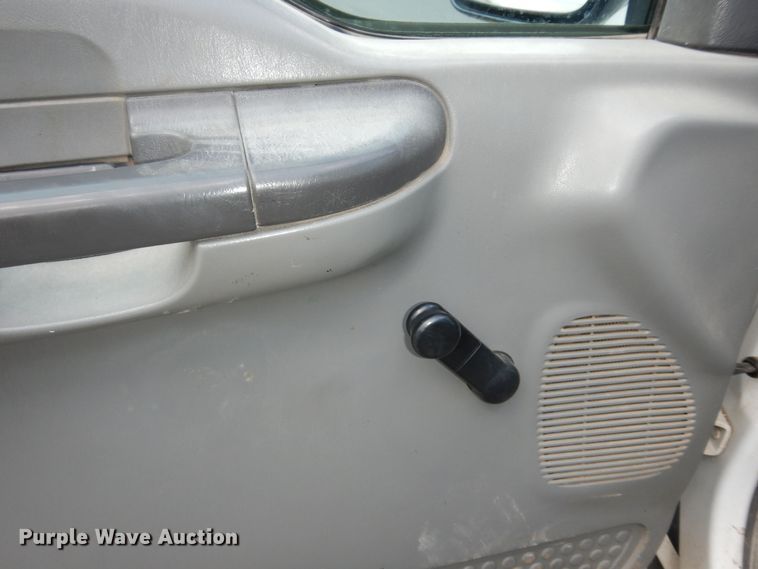 image for item MI9352 2002 Ford F350 Super Duty XL  Crew Cab flatbed pickup truck