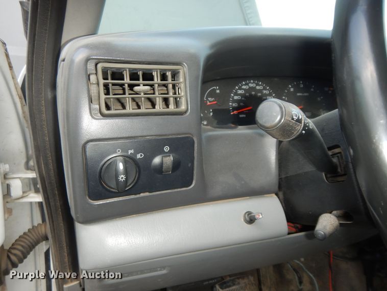 image for item MI9352 2002 Ford F350 Super Duty XL  Crew Cab flatbed pickup truck