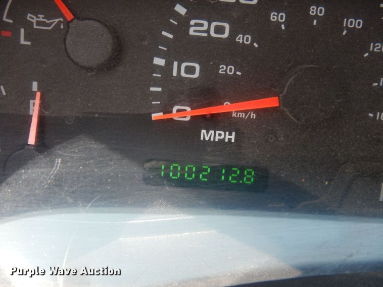 image for item MI9352 2002 Ford F350 Super Duty XL  Crew Cab flatbed pickup truck