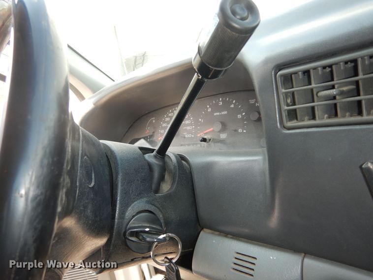 image for item MI9352 2002 Ford F350 Super Duty XL  Crew Cab flatbed pickup truck