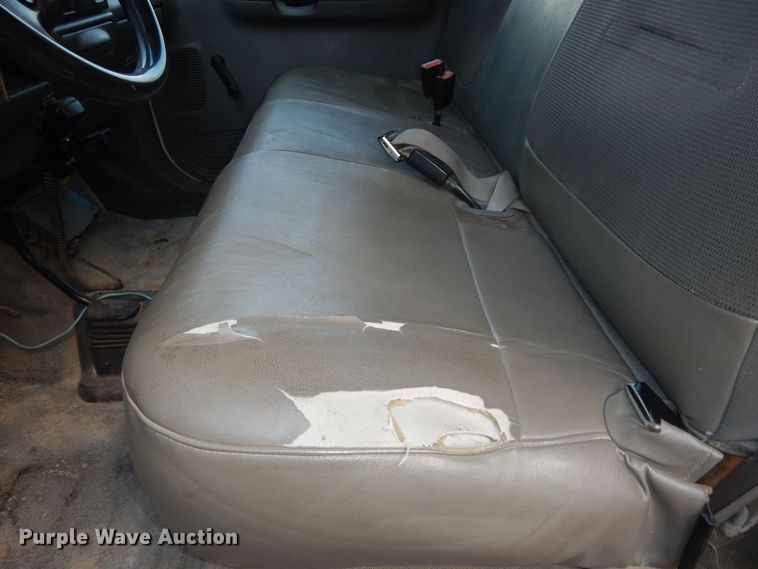 image for item MI9352 2002 Ford F350 Super Duty XL  Crew Cab flatbed pickup truck