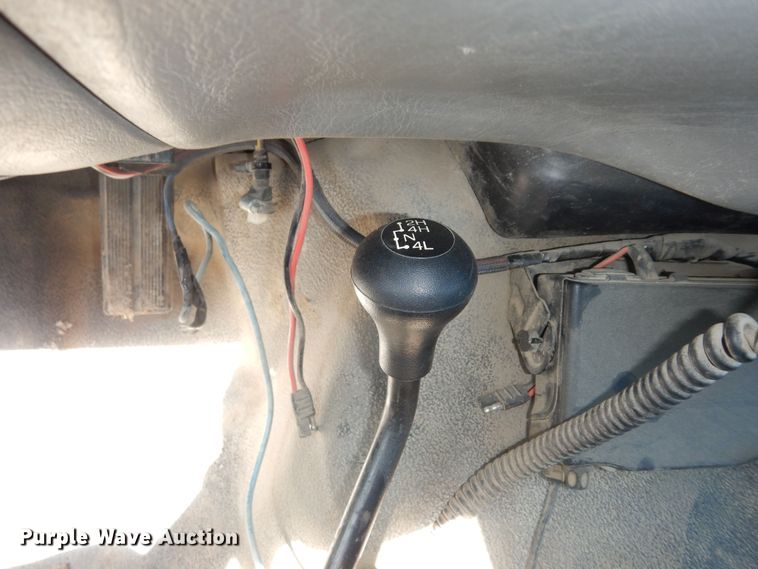 image for item MI9352 2002 Ford F350 Super Duty XL  Crew Cab flatbed pickup truck