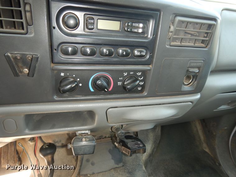 image for item MI9352 2002 Ford F350 Super Duty XL  Crew Cab flatbed pickup truck