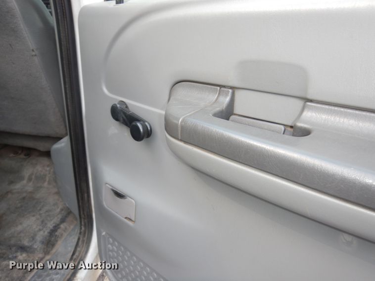 image for item MI9352 2002 Ford F350 Super Duty XL  Crew Cab flatbed pickup truck