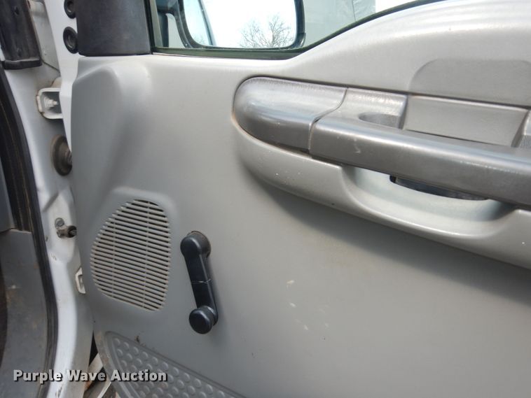 image for item MI9352 2002 Ford F350 Super Duty XL  Crew Cab flatbed pickup truck