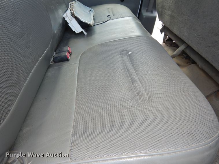 image for item MI9352 2002 Ford F350 Super Duty XL  Crew Cab flatbed pickup truck