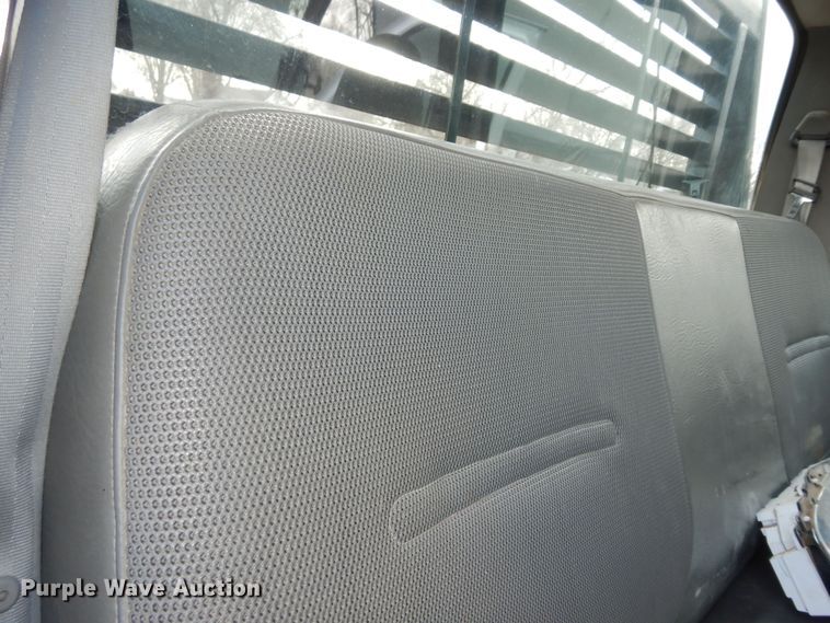 image for item MI9352 2002 Ford F350 Super Duty XL  Crew Cab flatbed pickup truck