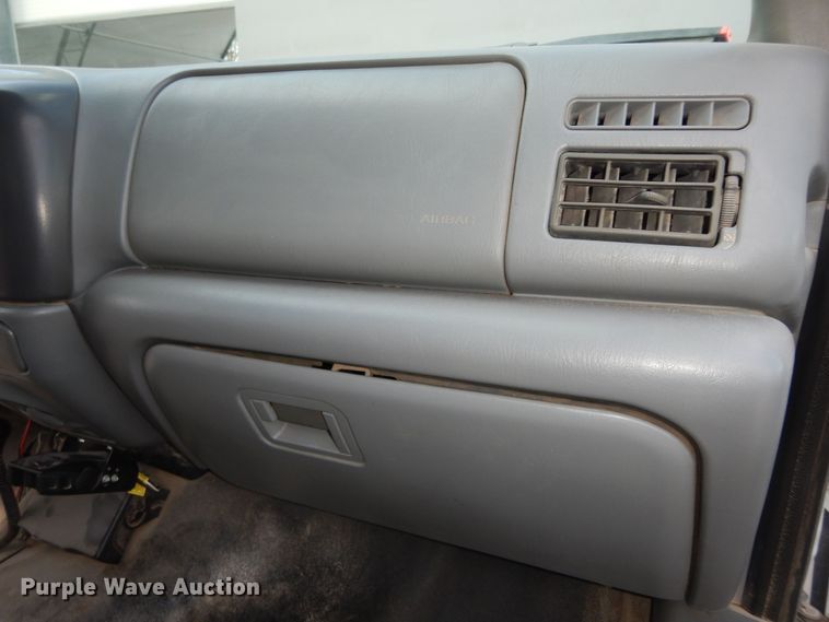 image for item MI9352 2002 Ford F350 Super Duty XL  Crew Cab flatbed pickup truck