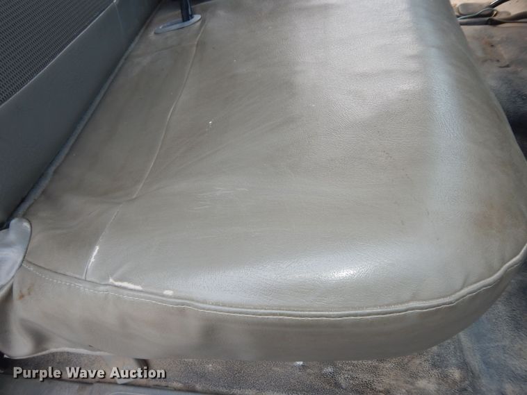 image for item MI9352 2002 Ford F350 Super Duty XL  Crew Cab flatbed pickup truck