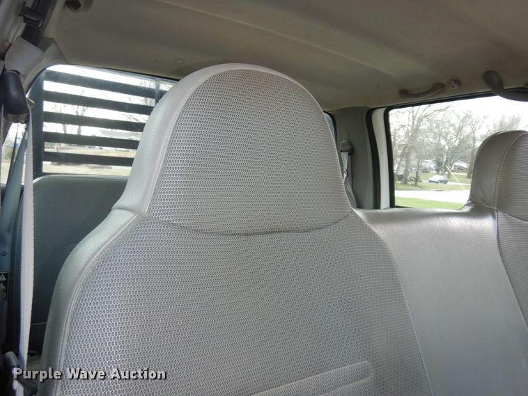 image for item MI9352 2002 Ford F350 Super Duty XL  Crew Cab flatbed pickup truck