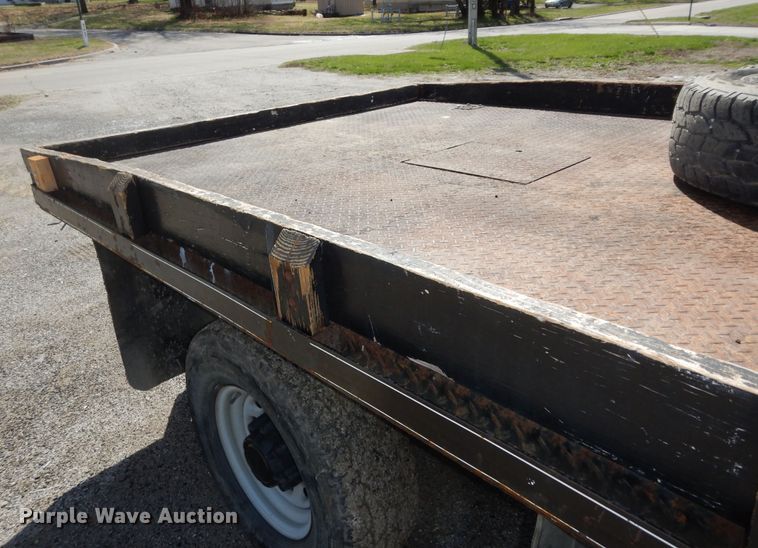 image for item MI9352 2002 Ford F350 Super Duty XL  Crew Cab flatbed pickup truck