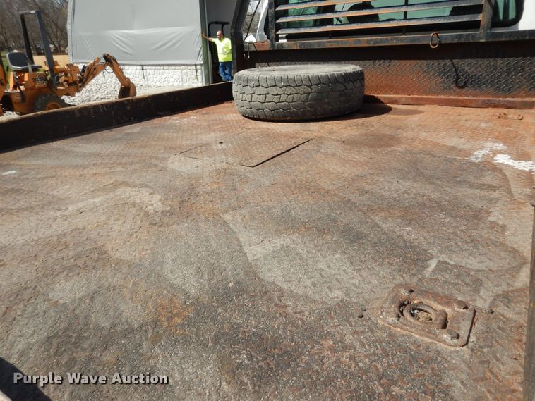 image for item MI9352 2002 Ford F350 Super Duty XL  Crew Cab flatbed pickup truck