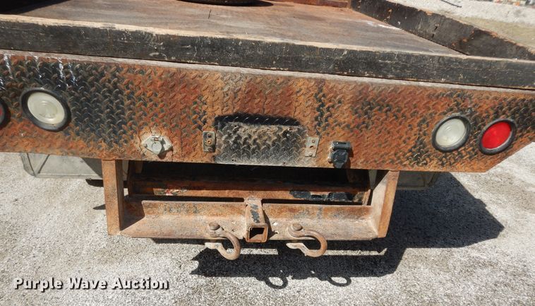 image for item MI9352 2002 Ford F350 Super Duty XL  Crew Cab flatbed pickup truck