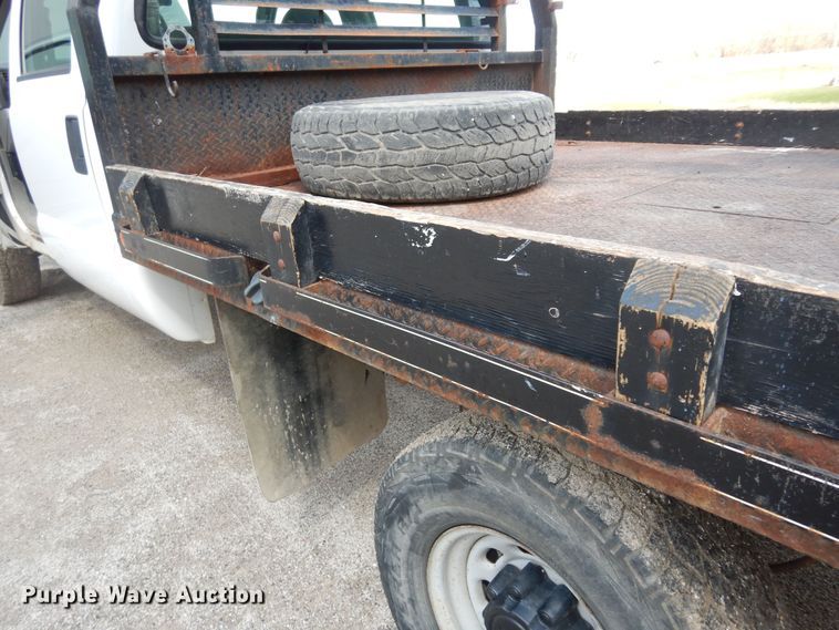 image for item MI9352 2002 Ford F350 Super Duty XL  Crew Cab flatbed pickup truck