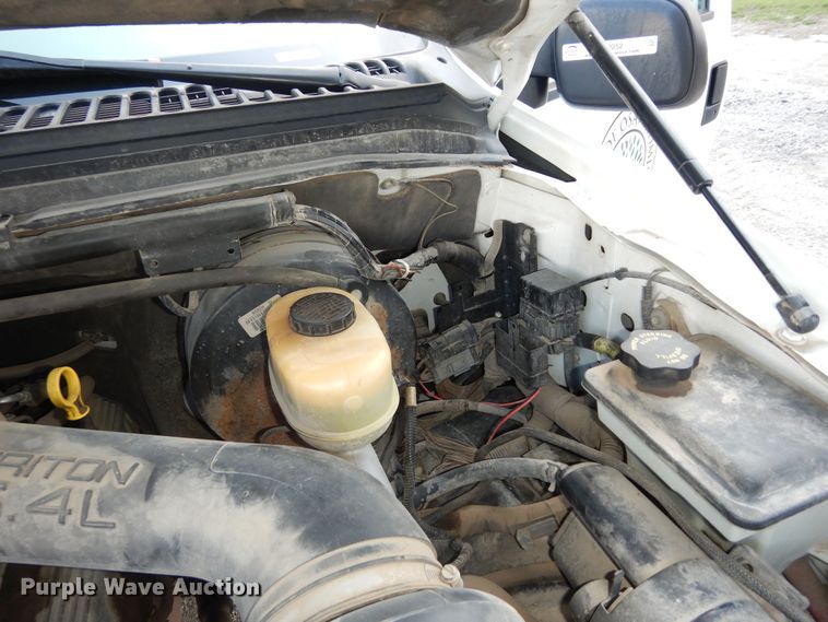 image for item MI9352 2002 Ford F350 Super Duty XL  Crew Cab flatbed pickup truck