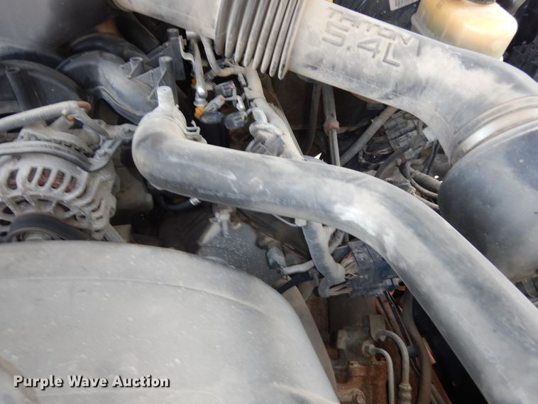 image for item MI9352 2002 Ford F350 Super Duty XL  Crew Cab flatbed pickup truck