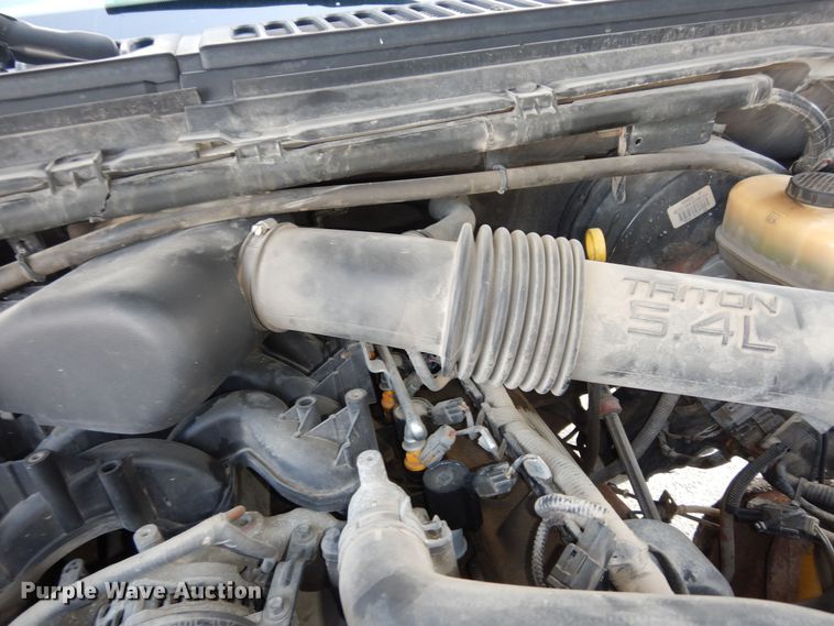 image for item MI9352 2002 Ford F350 Super Duty XL  Crew Cab flatbed pickup truck