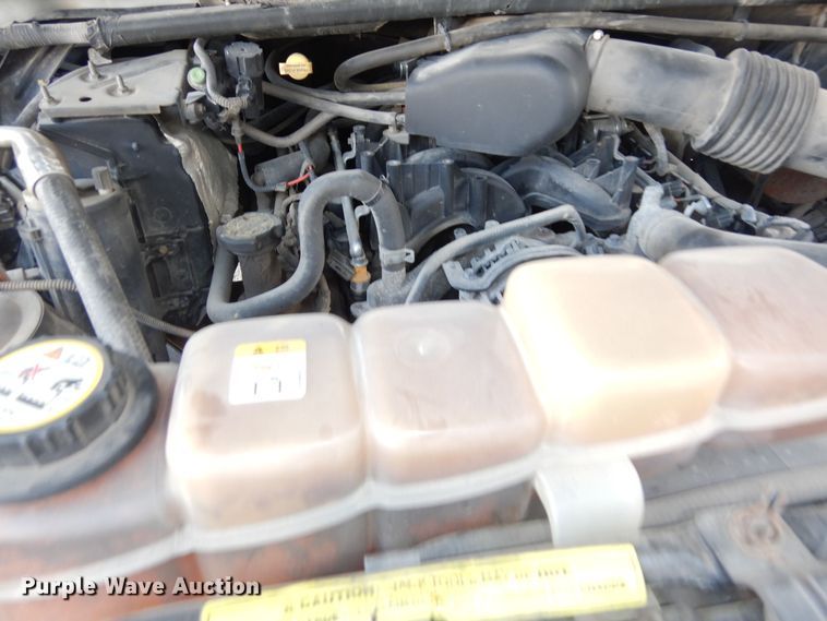 image for item MI9352 2002 Ford F350 Super Duty XL  Crew Cab flatbed pickup truck