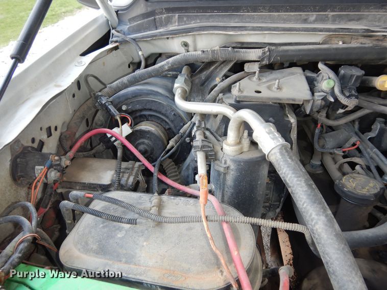 image for item MI9352 2002 Ford F350 Super Duty XL  Crew Cab flatbed pickup truck