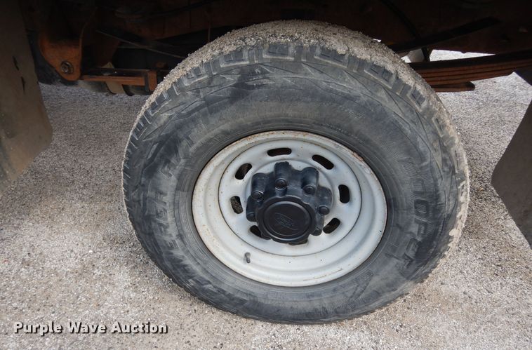 image for item MI9352 2002 Ford F350 Super Duty XL  Crew Cab flatbed pickup truck