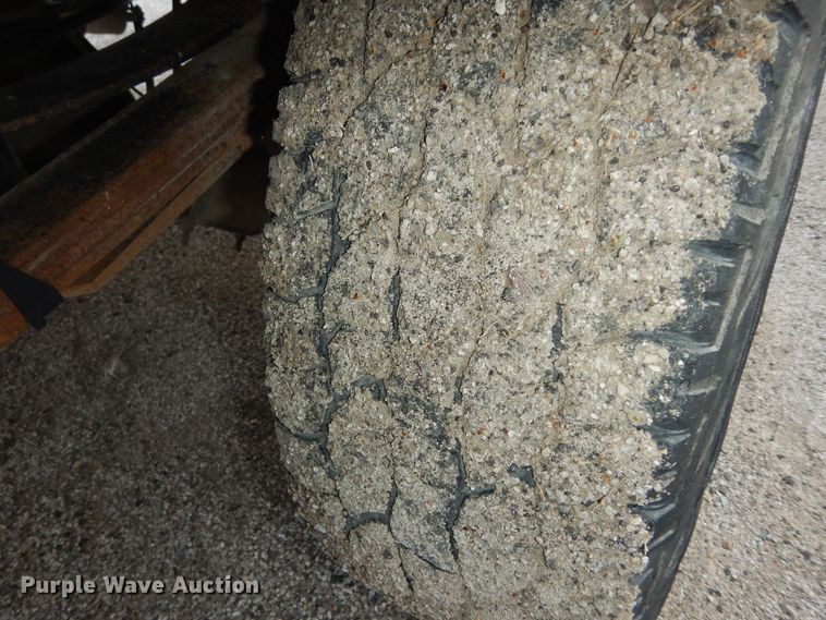 image for item MI9352 2002 Ford F350 Super Duty XL  Crew Cab flatbed pickup truck