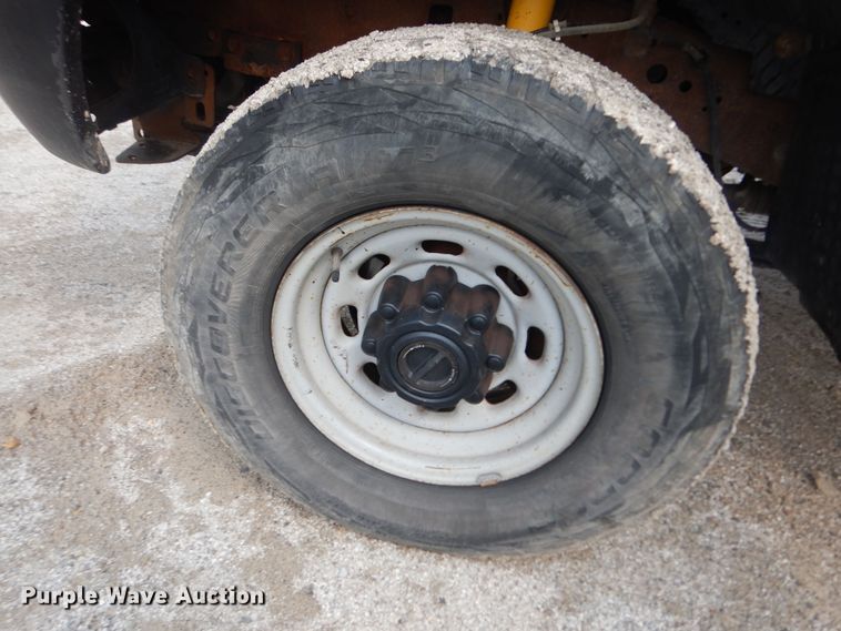 image for item MI9352 2002 Ford F350 Super Duty XL  Crew Cab flatbed pickup truck