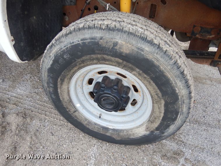 image for item MI9352 2002 Ford F350 Super Duty XL  Crew Cab flatbed pickup truck