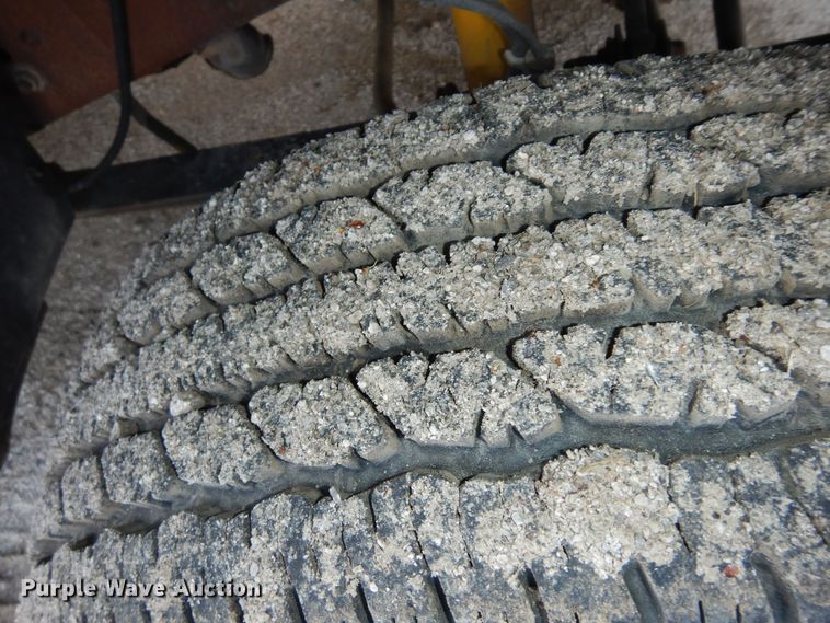 image for item MI9352 2002 Ford F350 Super Duty XL  Crew Cab flatbed pickup truck