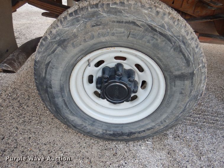 image for item MI9352 2002 Ford F350 Super Duty XL  Crew Cab flatbed pickup truck