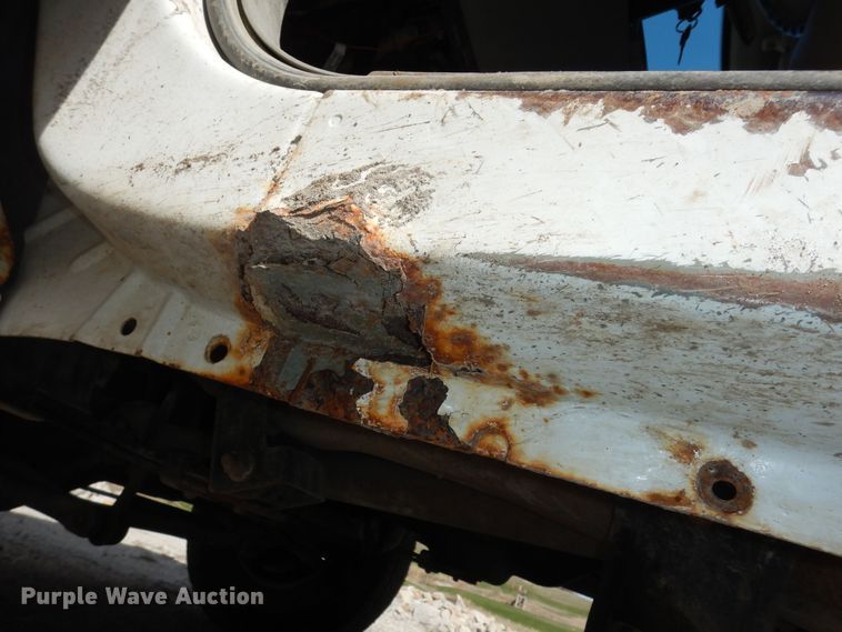 image for item MI9352 2002 Ford F350 Super Duty XL  Crew Cab flatbed pickup truck