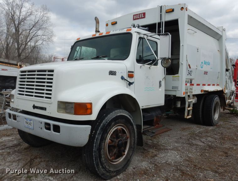 image for item MI9358 1994 International 4900  refuse truck