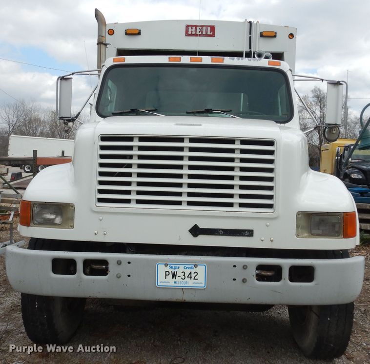 image for item MI9358 1994 International 4900  refuse truck