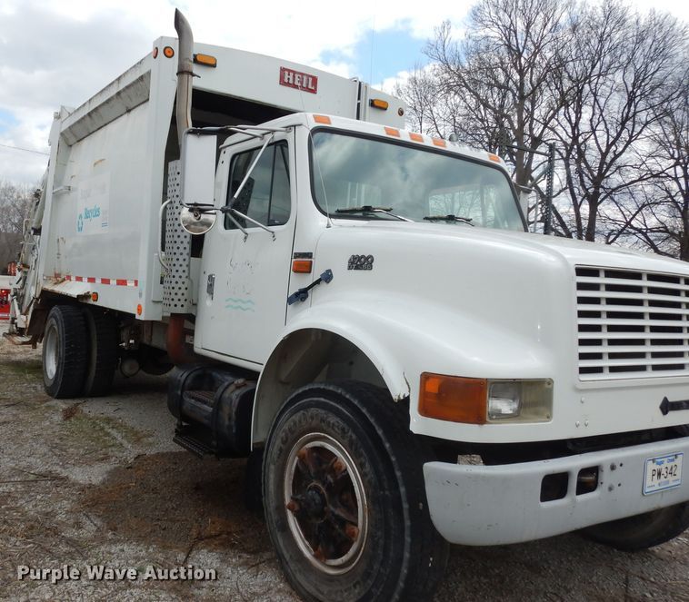 image for item MI9358 1994 International 4900  refuse truck