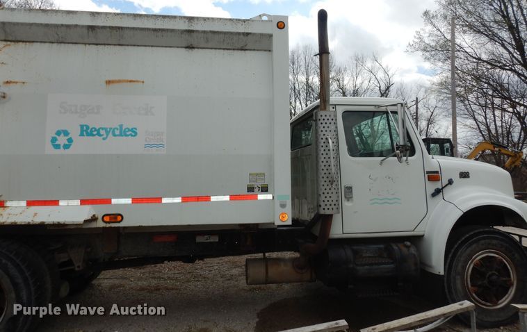 image for item MI9358 1994 International 4900  refuse truck