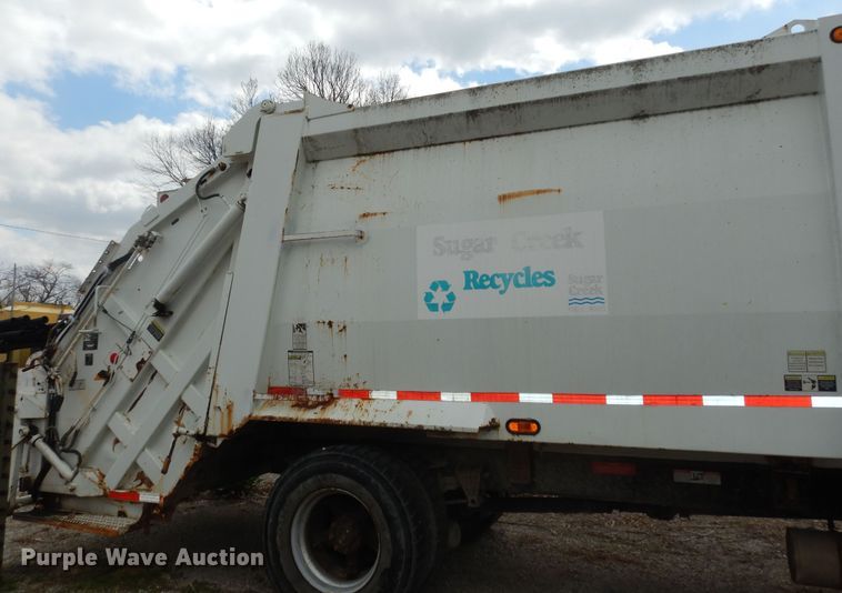 image for item MI9358 1994 International 4900  refuse truck