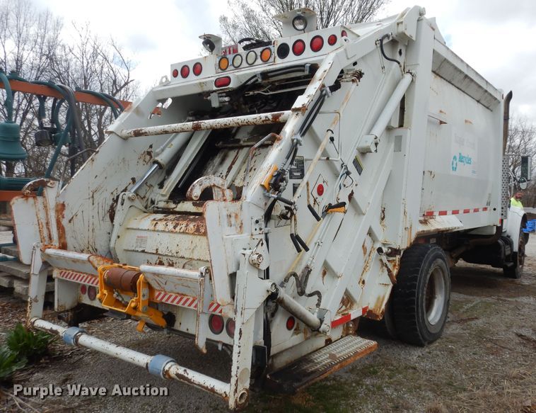 image for item MI9358 1994 International 4900  refuse truck